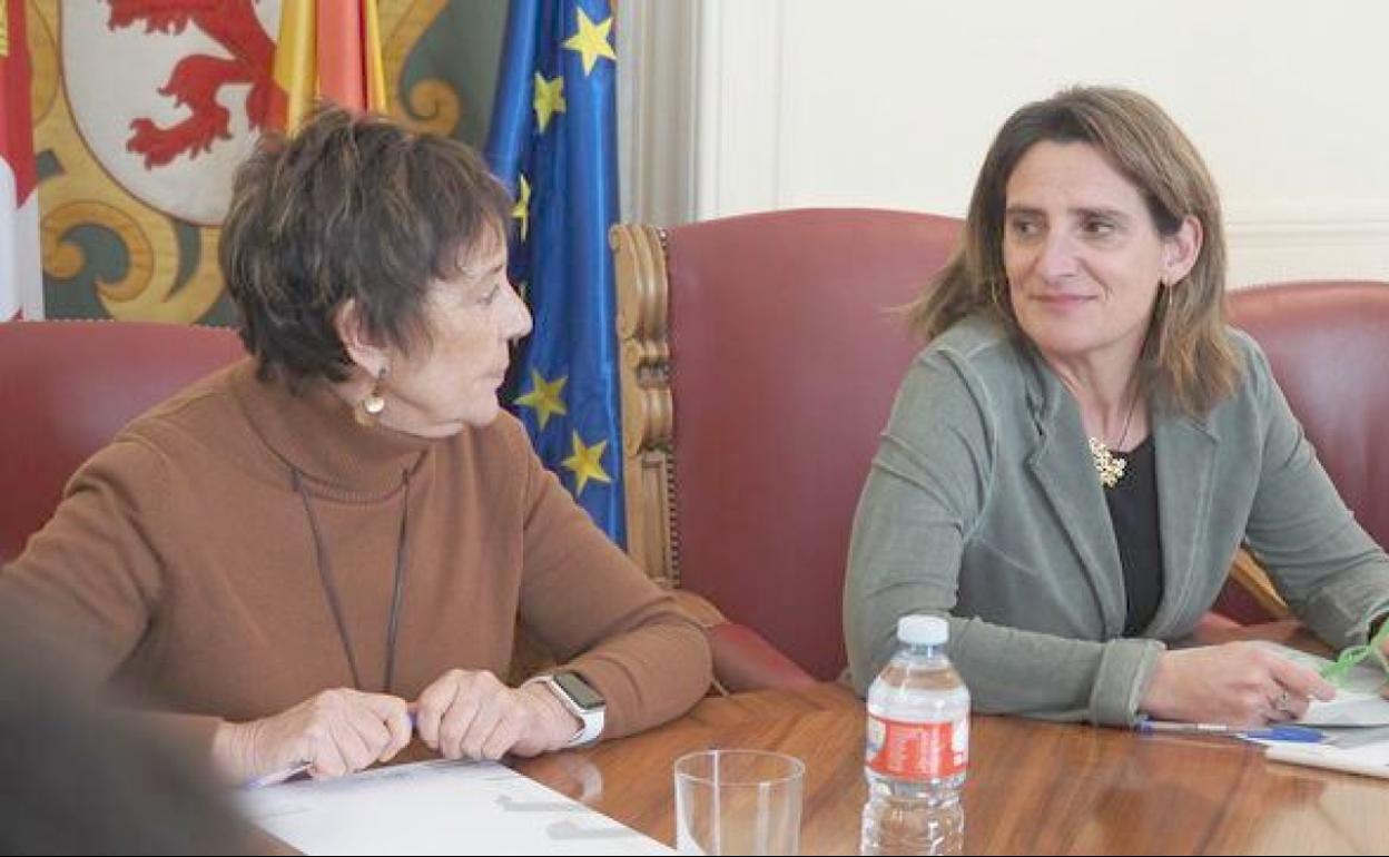 Imagen de la reunión mantenida con Teresa Ribera en la subdelegación del Gobierno de León.