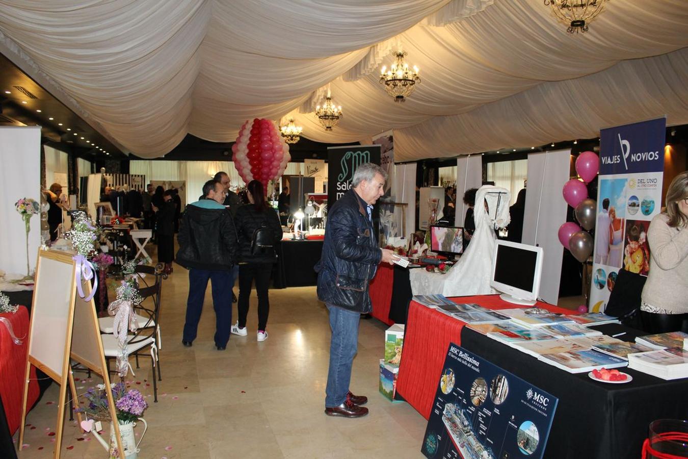 La finca La Realeza acoge este fin de semana la feria León Nupcial, un lugar para encontrar el mejor escaparate para una boda perfecta. Más de medio centenar de expositores donde se han dado cita las últimas tendencias en vestidos de novias, trajes de caballero, joyería y tocados así como así como algunas de las propuestas sobre los reportajes fotográficos o regalos para los invitados.