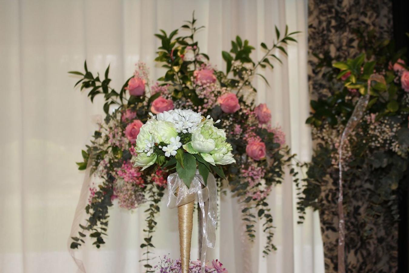 La finca La Realeza acoge este fin de semana la feria León Nupcial, un lugar para encontrar el mejor escaparate para una boda perfecta. Más de medio centenar de expositores donde se han dado cita las últimas tendencias en vestidos de novias, trajes de caballero, joyería y tocados así como así como algunas de las propuestas sobre los reportajes fotográficos o regalos para los invitados.