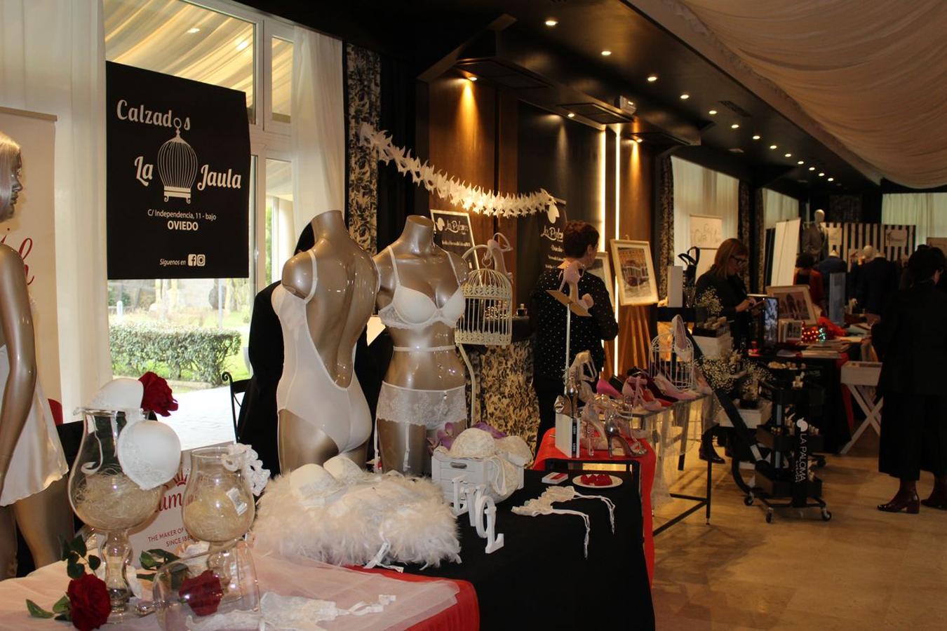 La finca La Realeza acoge este fin de semana la feria León Nupcial, un lugar para encontrar el mejor escaparate para una boda perfecta. Más de medio centenar de expositores donde se han dado cita las últimas tendencias en vestidos de novias, trajes de caballero, joyería y tocados así como así como algunas de las propuestas sobre los reportajes fotográficos o regalos para los invitados.