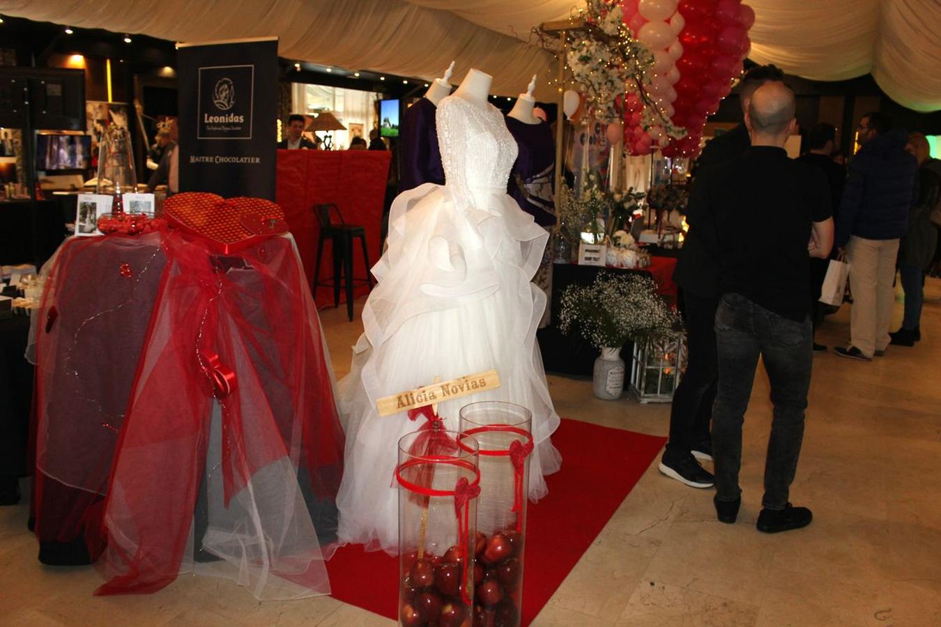 La finca La Realeza acoge este fin de semana la feria León Nupcial, un lugar para encontrar el mejor escaparate para una boda perfecta. Más de medio centenar de expositores donde se han dado cita las últimas tendencias en vestidos de novias, trajes de caballero, joyería y tocados así como así como algunas de las propuestas sobre los reportajes fotográficos o regalos para los invitados.