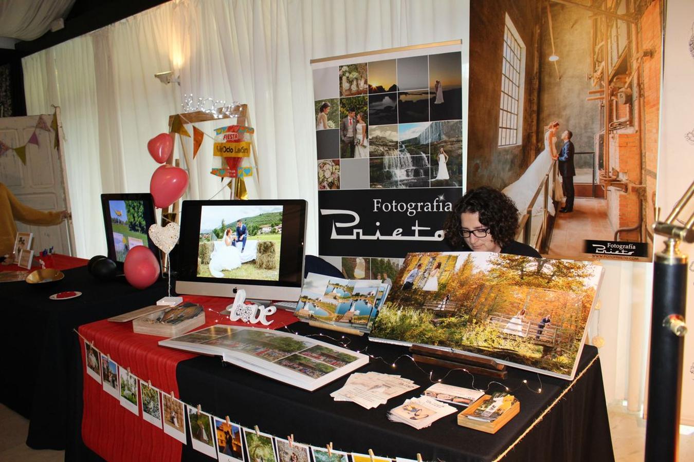 La finca La Realeza acoge este fin de semana la feria León Nupcial, un lugar para encontrar el mejor escaparate para una boda perfecta. Más de medio centenar de expositores donde se han dado cita las últimas tendencias en vestidos de novias, trajes de caballero, joyería y tocados así como así como algunas de las propuestas sobre los reportajes fotográficos o regalos para los invitados.