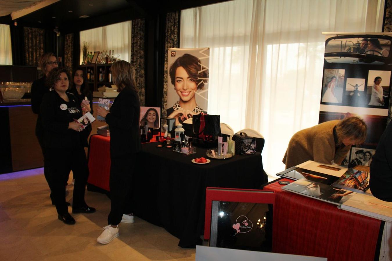 La finca La Realeza acoge este fin de semana la feria León Nupcial, un lugar para encontrar el mejor escaparate para una boda perfecta. Más de medio centenar de expositores donde se han dado cita las últimas tendencias en vestidos de novias, trajes de caballero, joyería y tocados así como así como algunas de las propuestas sobre los reportajes fotográficos o regalos para los invitados.