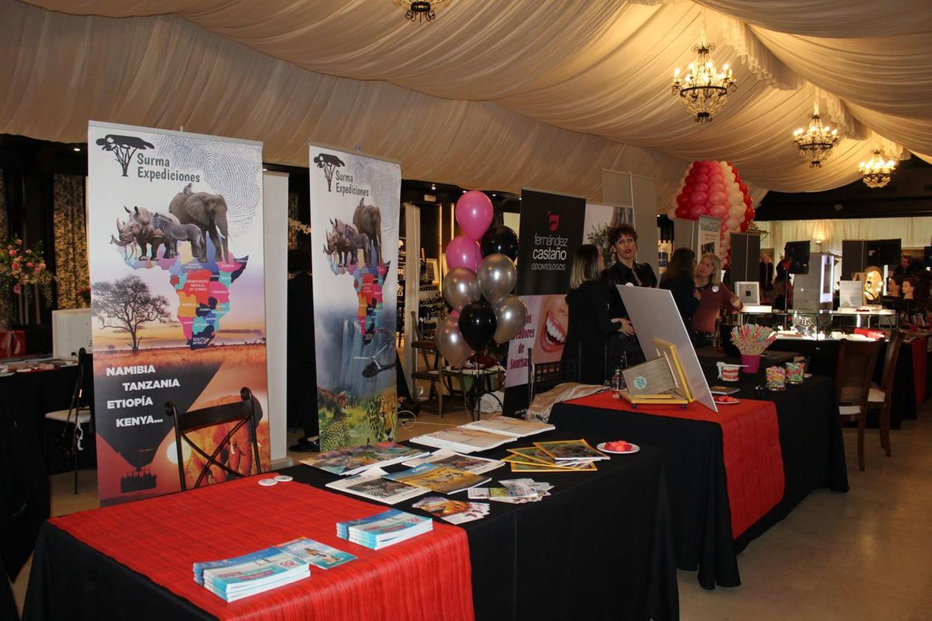 La finca La Realeza acoge este fin de semana la feria León Nupcial, un lugar para encontrar el mejor escaparate para una boda perfecta. Más de medio centenar de expositores donde se han dado cita las últimas tendencias en vestidos de novias, trajes de caballero, joyería y tocados así como así como algunas de las propuestas sobre los reportajes fotográficos o regalos para los invitados.