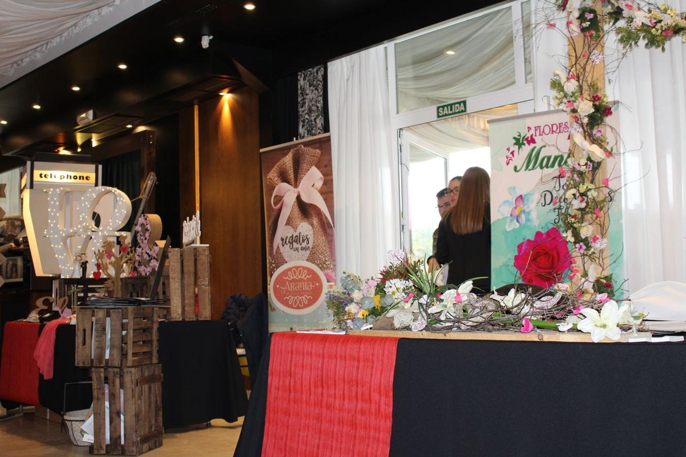 La finca La Realeza acoge este fin de semana la feria León Nupcial, un lugar para encontrar el mejor escaparate para una boda perfecta. Más de medio centenar de expositores donde se han dado cita las últimas tendencias en vestidos de novias, trajes de caballero, joyería y tocados así como así como algunas de las propuestas sobre los reportajes fotográficos o regalos para los invitados.