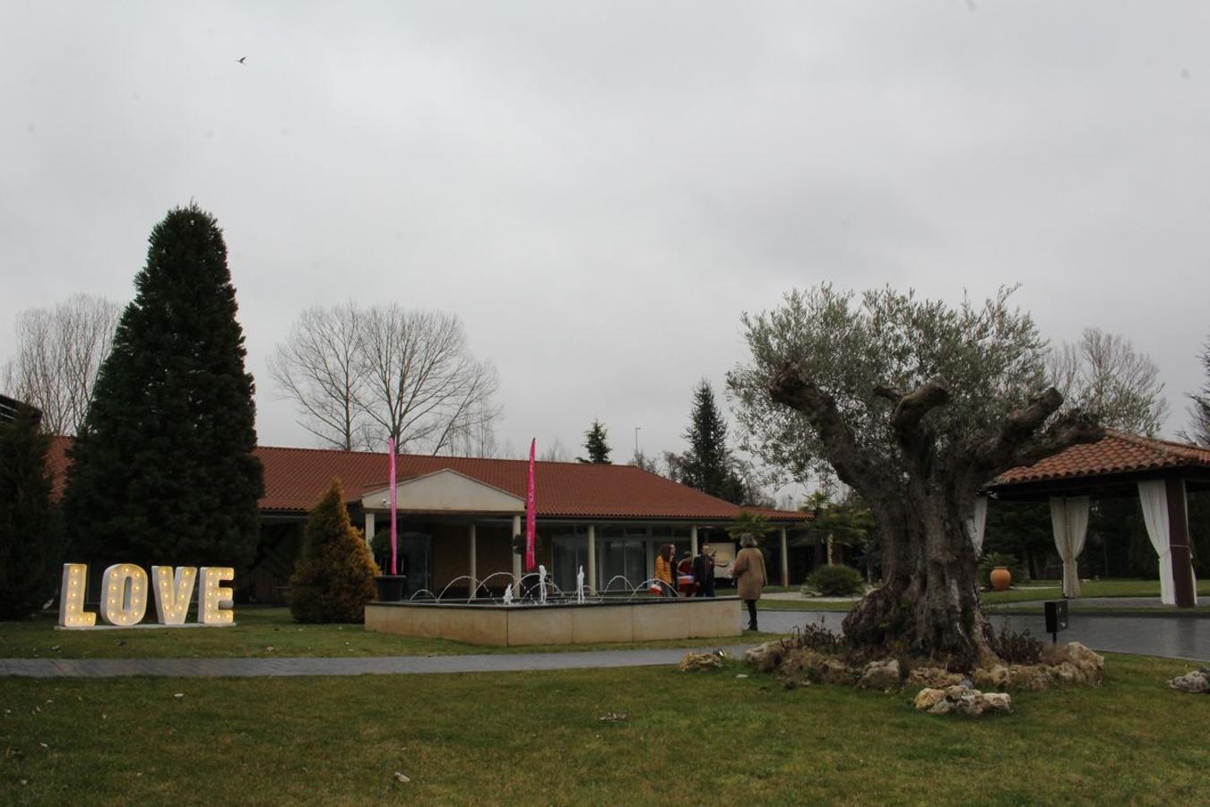 La finca La Realeza acoge este fin de semana la feria León Nupcial, un lugar para encontrar el mejor escaparate para una boda perfecta. Más de medio centenar de expositores donde se han dado cita las últimas tendencias en vestidos de novias, trajes de caballero, joyería y tocados así como así como algunas de las propuestas sobre los reportajes fotográficos o regalos para los invitados.