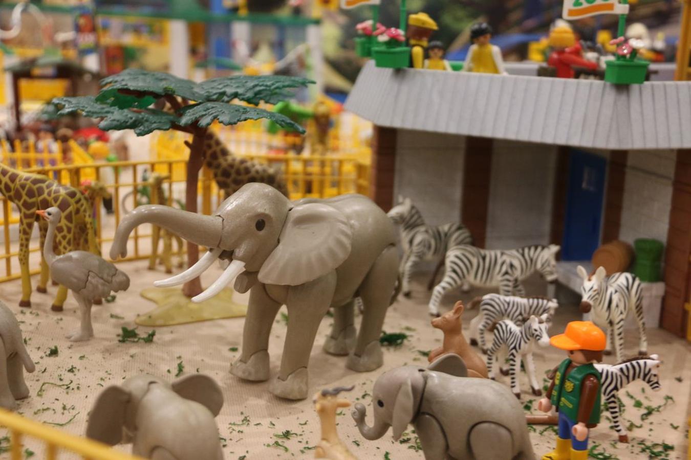 Más de 12.000 piezas de Playmobil dan forma a esta exposición.