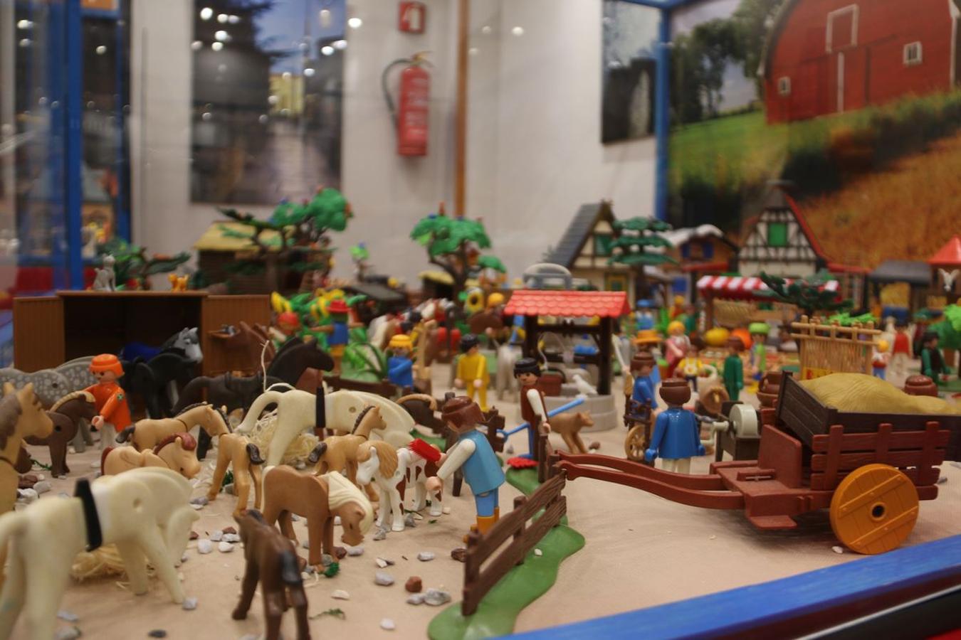 Más de 12.000 piezas de Playmobil dan forma a esta exposición.