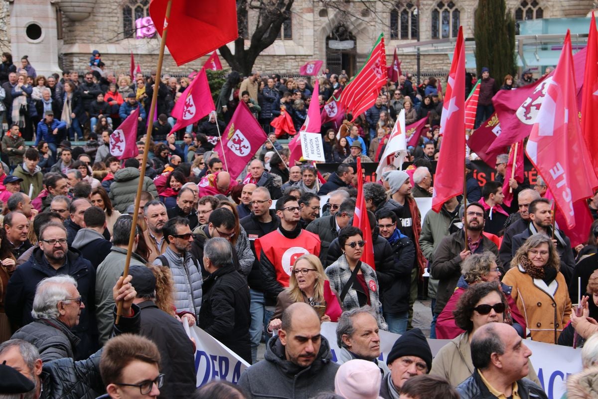 Fotos: La sociedad leonesa se suma a la manifestación del 16F