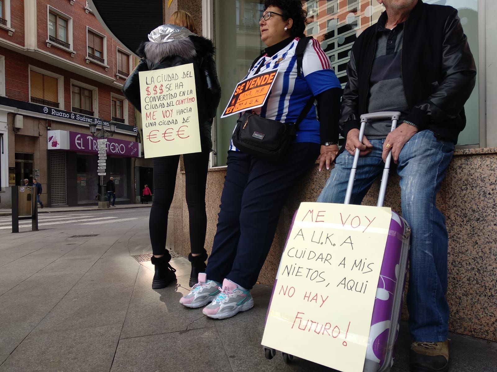 Cientos de personas salen a la calle en defensa del Bierzo y la provincia.