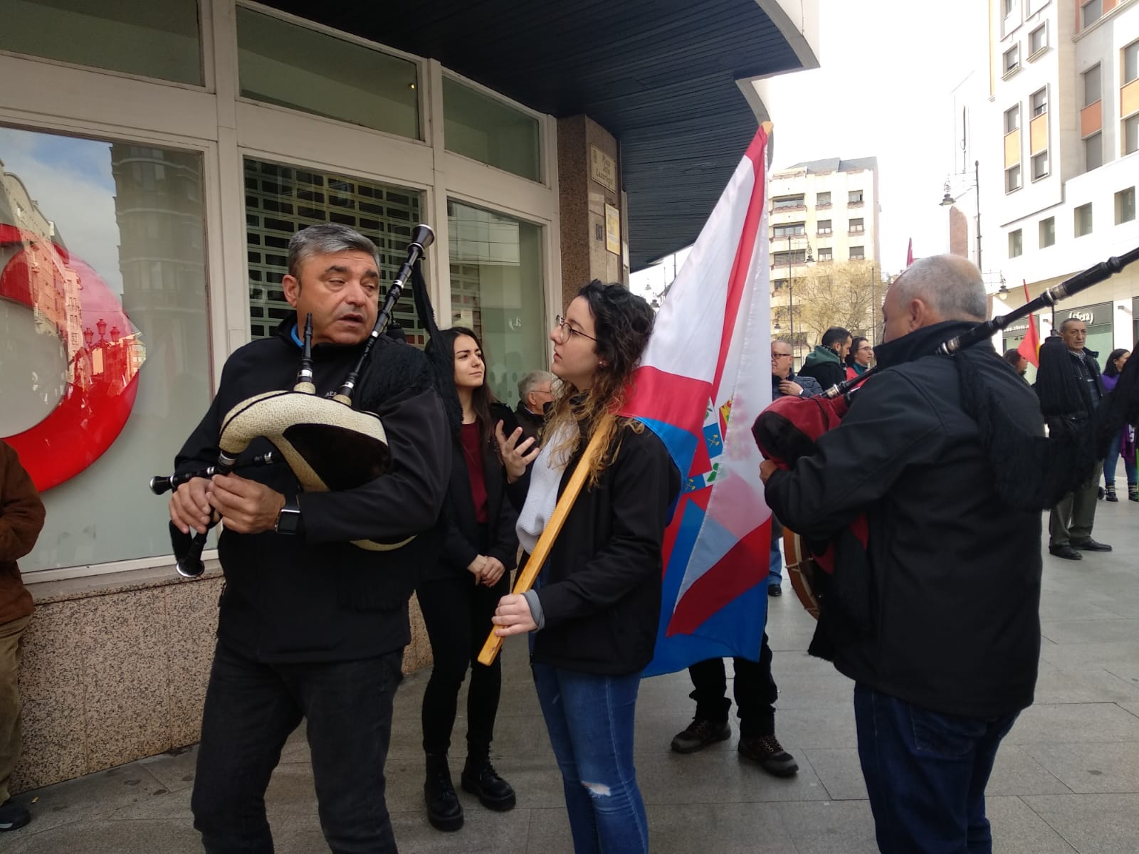 Cientos de personas salen a la calle en defensa del Bierzo y la provincia.