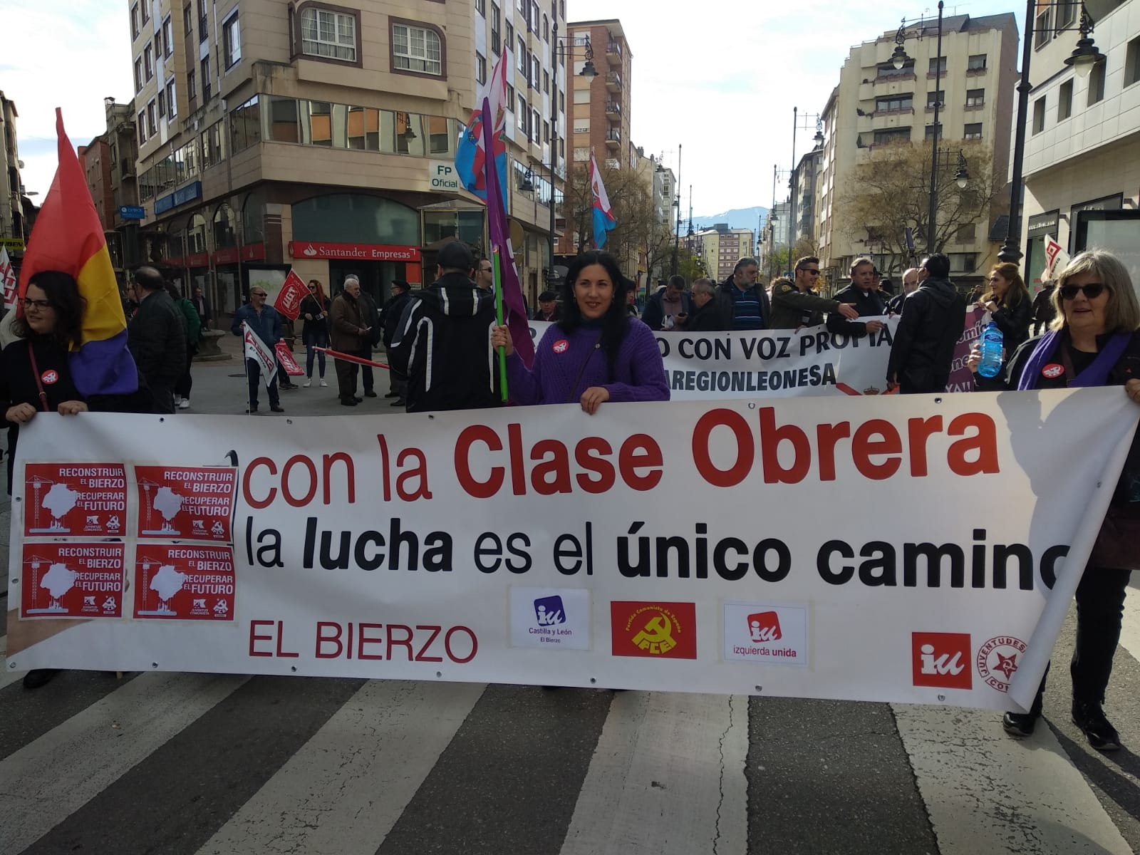 Cientos de personas salen a la calle en defensa del Bierzo y la provincia.