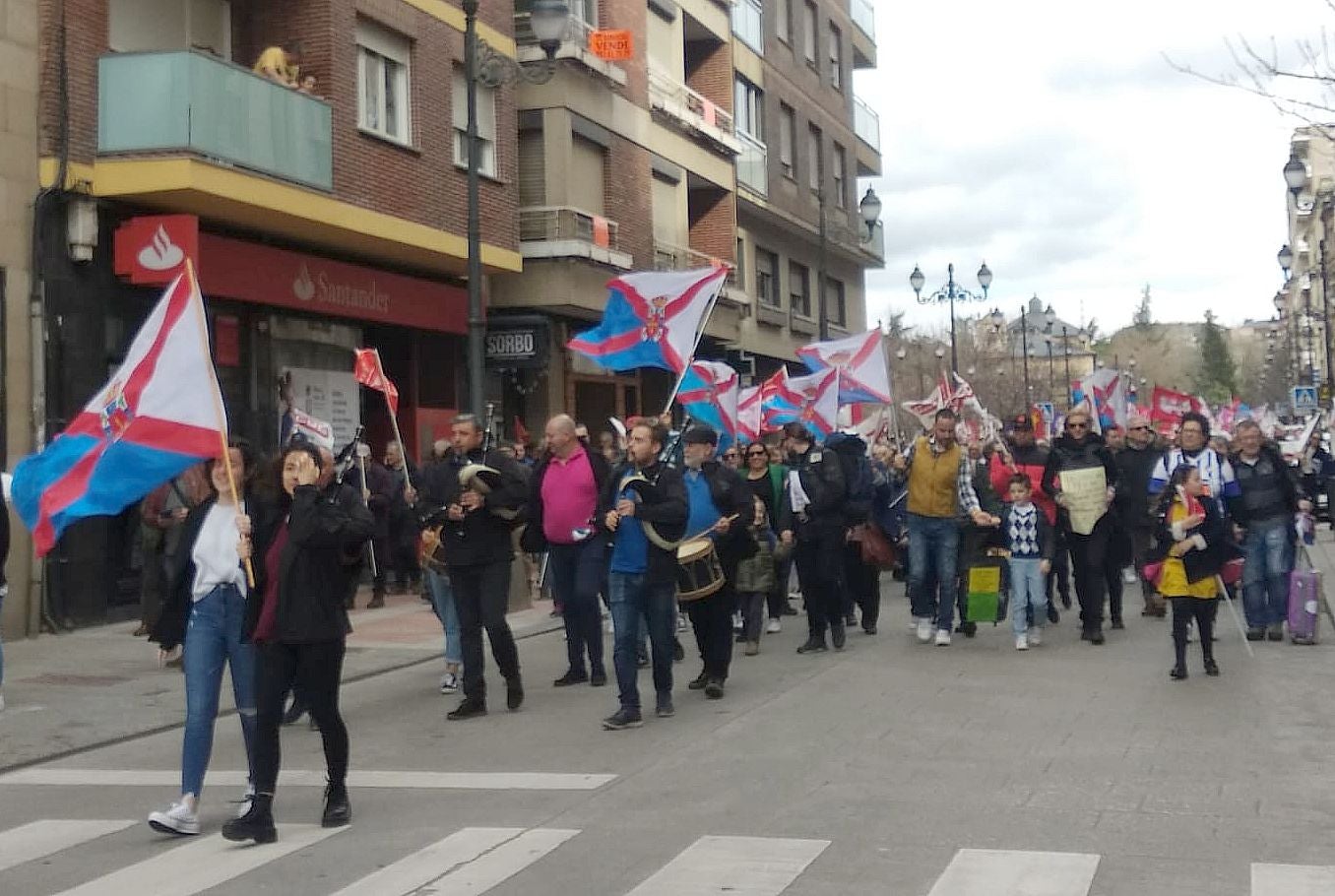 La bandera del Bierzo se ha levantado de nuevo este domingo en defensa del futuro de toda una comarca.