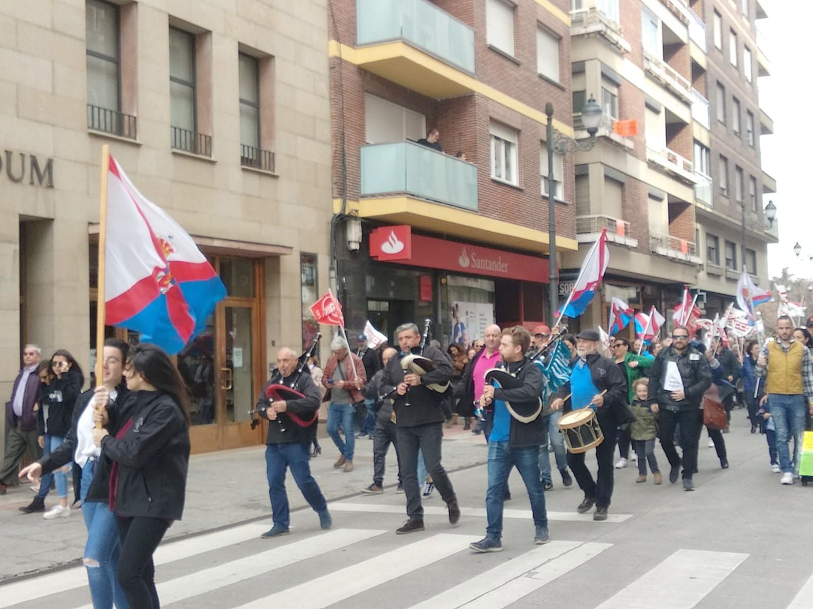 La bandera del Bierzo se ha levantado de nuevo este domingo en defensa del futuro de toda una comarca.