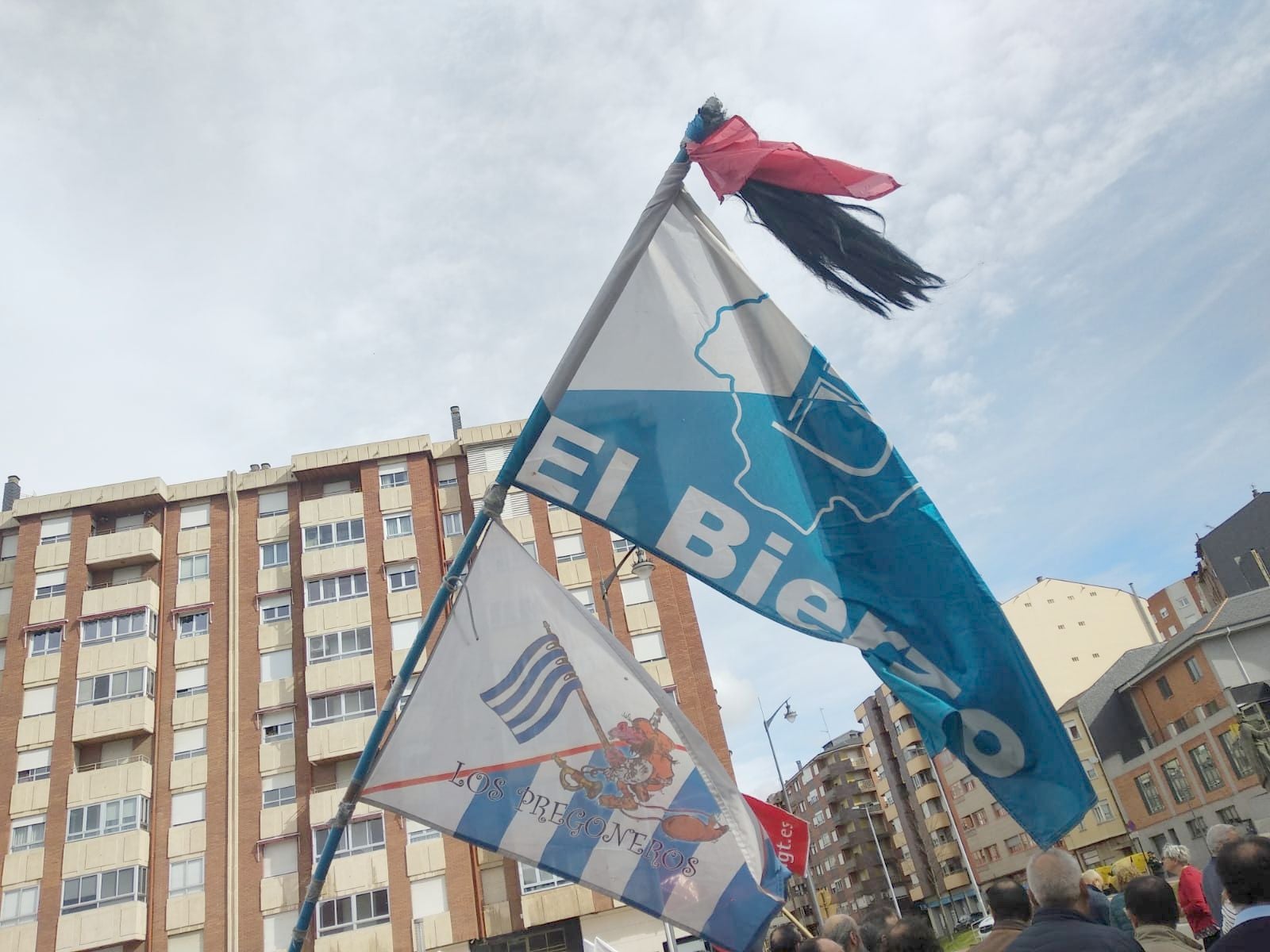 La bandera del Bierzo se ha levantado de nuevo este domingo en defensa del futuro de toda una comarca.