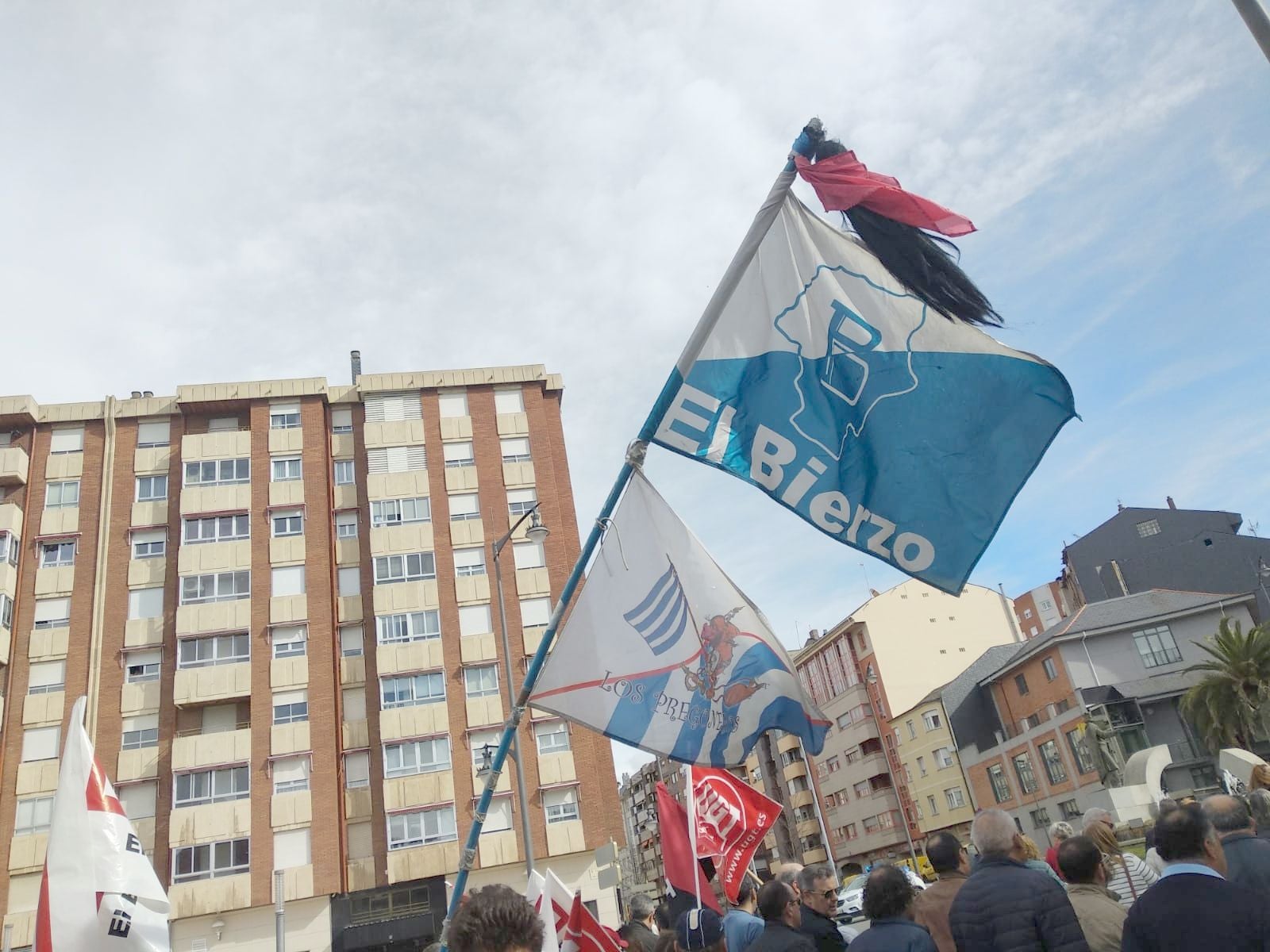 La bandera del Bierzo se ha levantado de nuevo este domingo en defensa del futuro de toda una comarca.