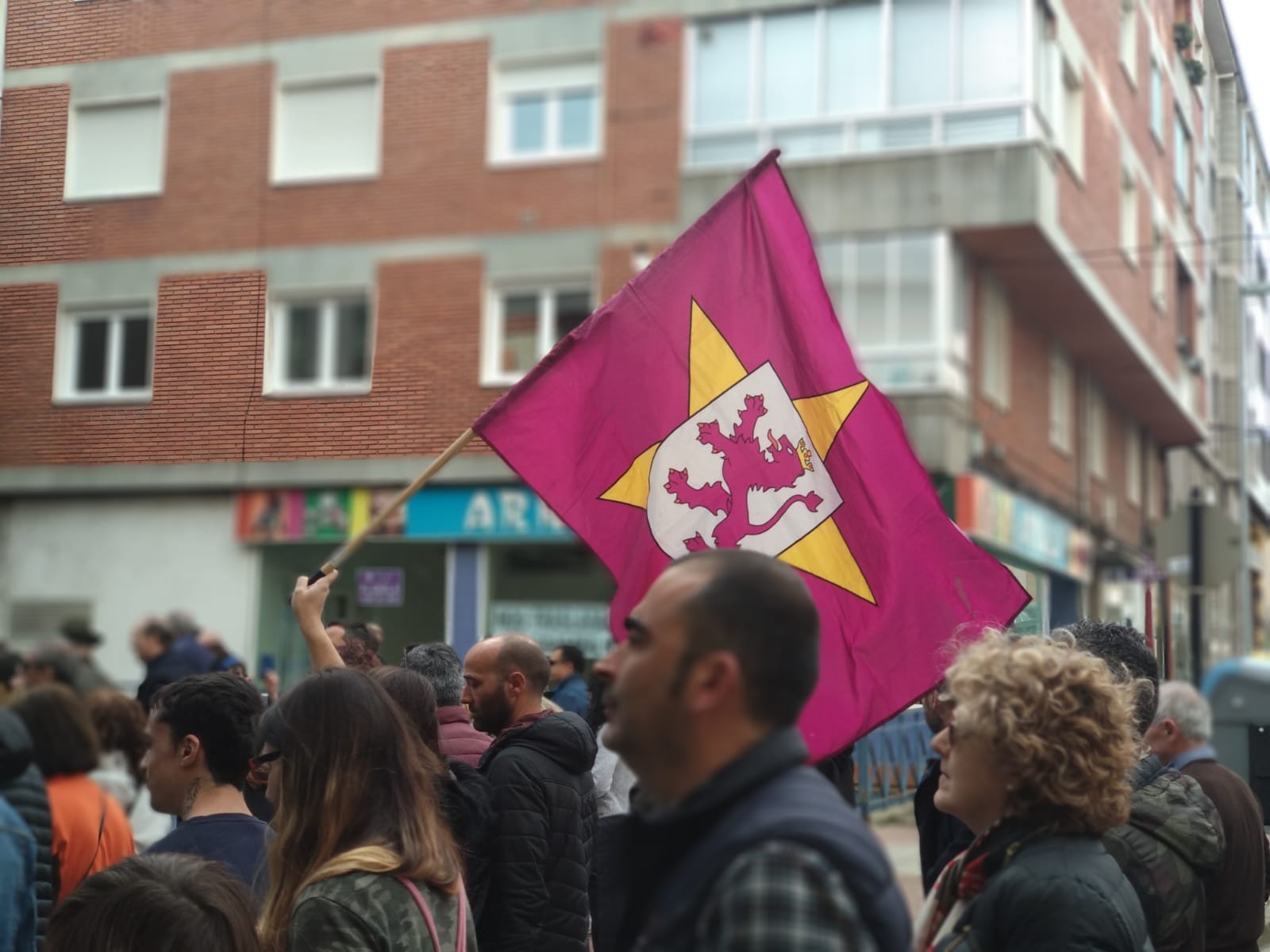 La bandera del Bierzo se ha levantado de nuevo este domingo en defensa del futuro de toda una comarca.