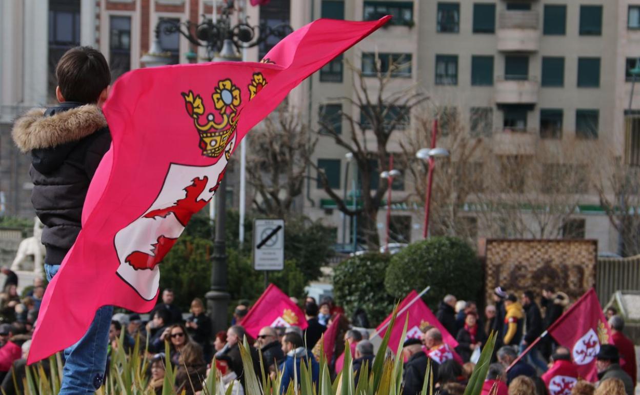 Un joven ondea una bandera de León en la Plaza de Guzmán.