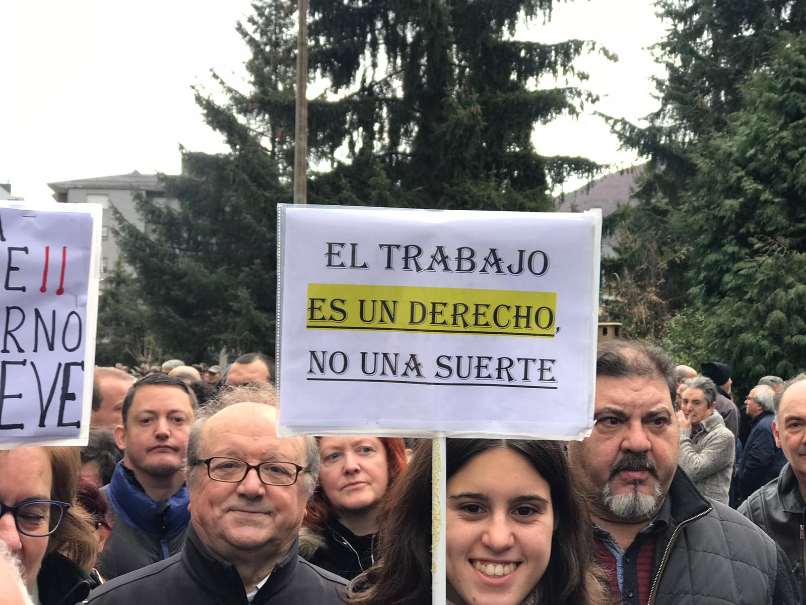 Laciana se moviliza en defensa de su futuro. Futuro y empleo se demandan en una zona muy afectada por el cierre de la minería.