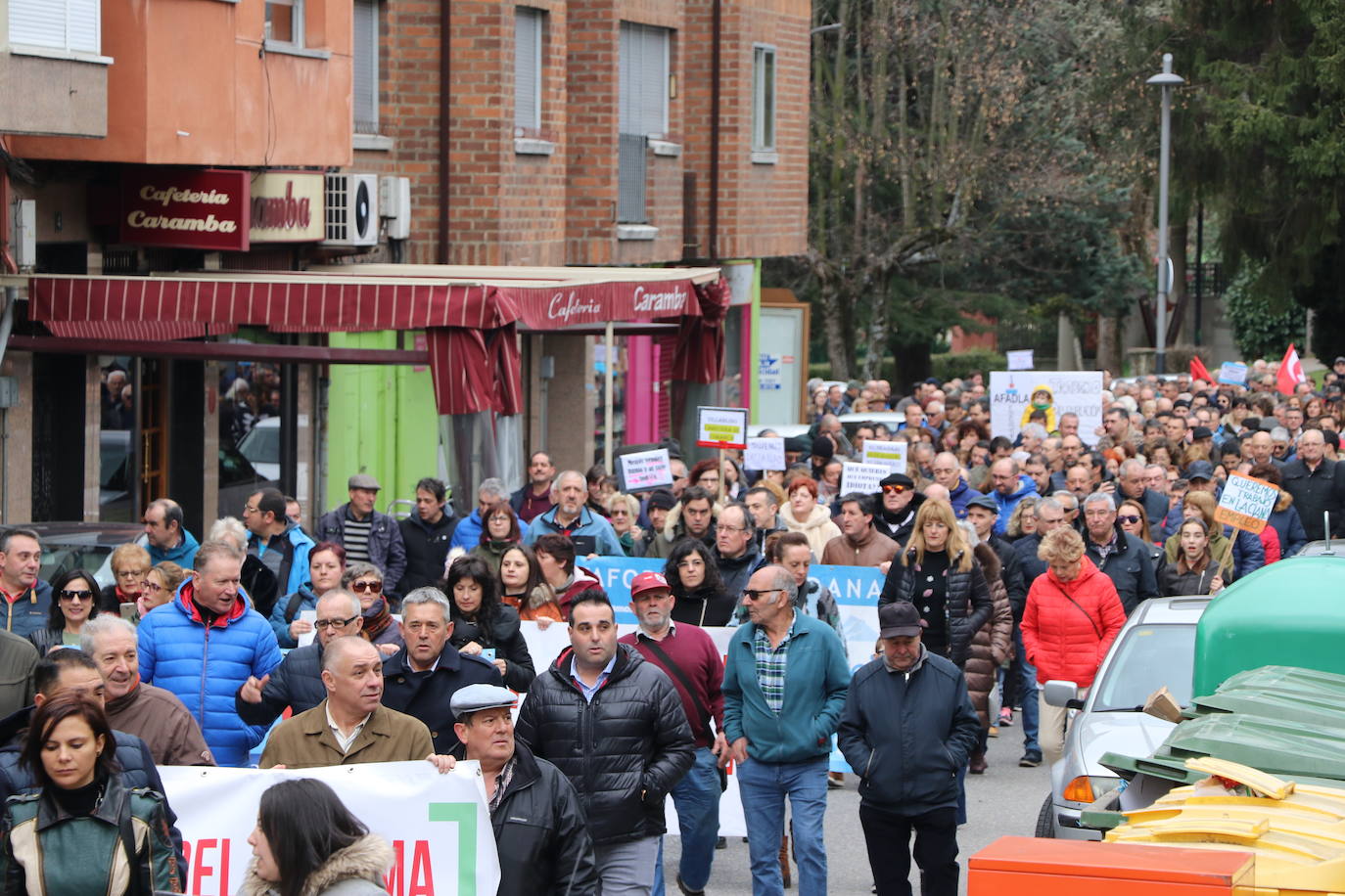 La capital de Laciana, Villablino, concentra el grito de toda una cormarca en defensa de su futuro.