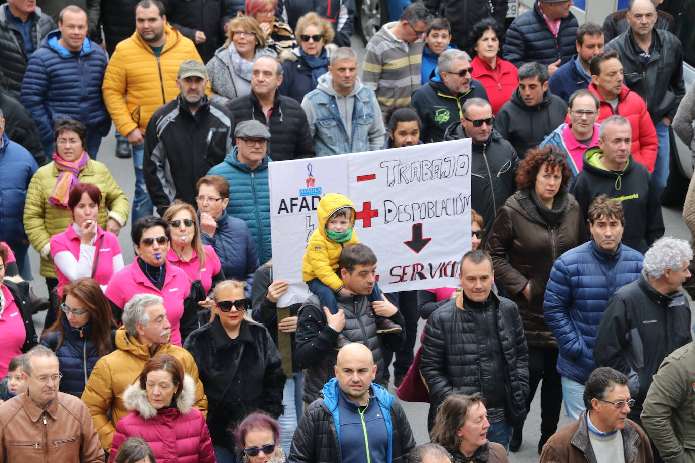 La capital de Laciana, Villablino, concentra el grito de toda una cormarca en defensa de su futuro.