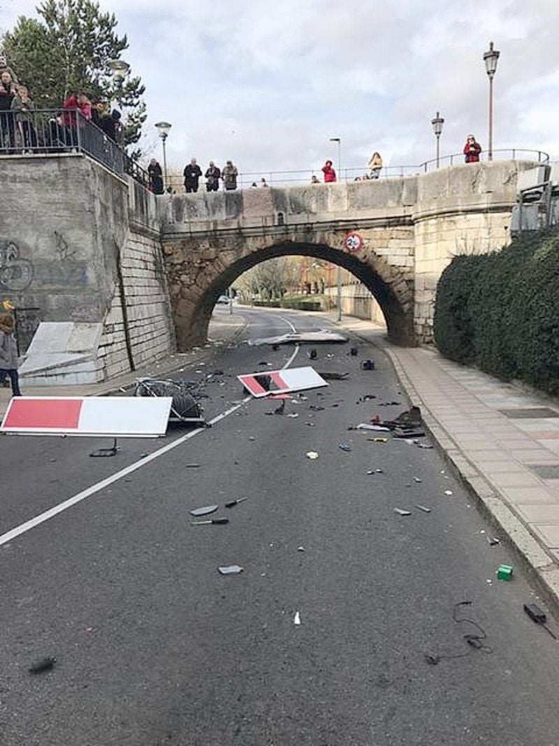 Una unidad móvil de televisión se empotra contra el ojo de San Marcos y destroza toda su cabina. La Policía Local interviene en el lugar y corta la circulación durante media hora.