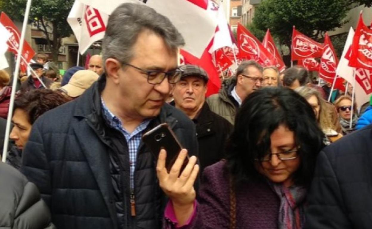 Juan Martínez Majo es entrevistado durante la manifestación del 16-F. 