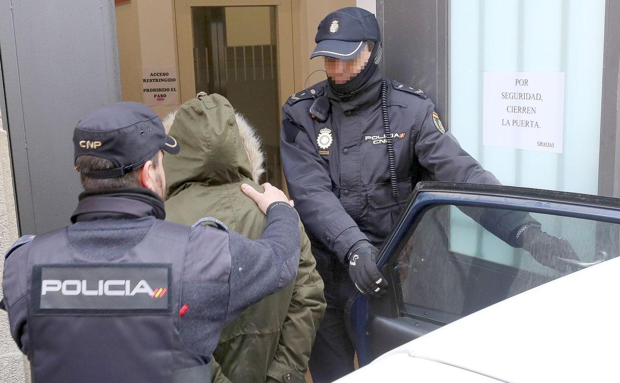 La POlicía Nacional llega al juzgado con la mujer detenida.