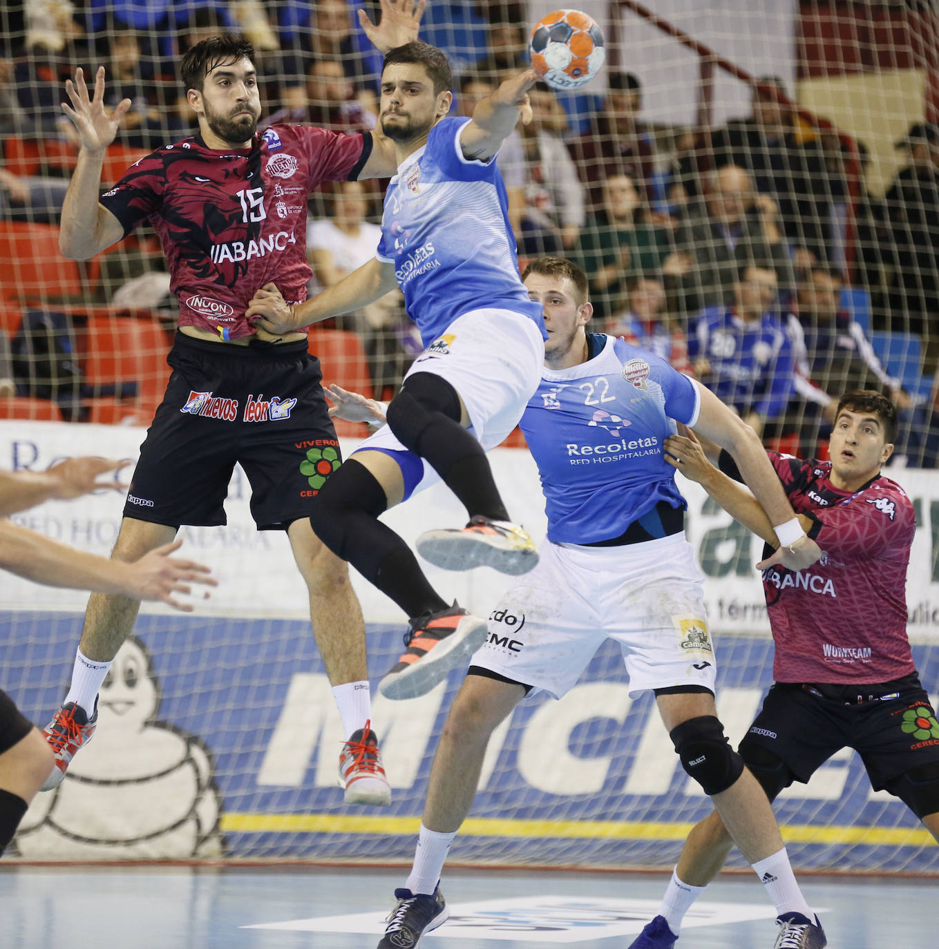 Fotos: Las imágenes del triunfo del Abanca Ademar ante el Recoletas Atlético Valladolid