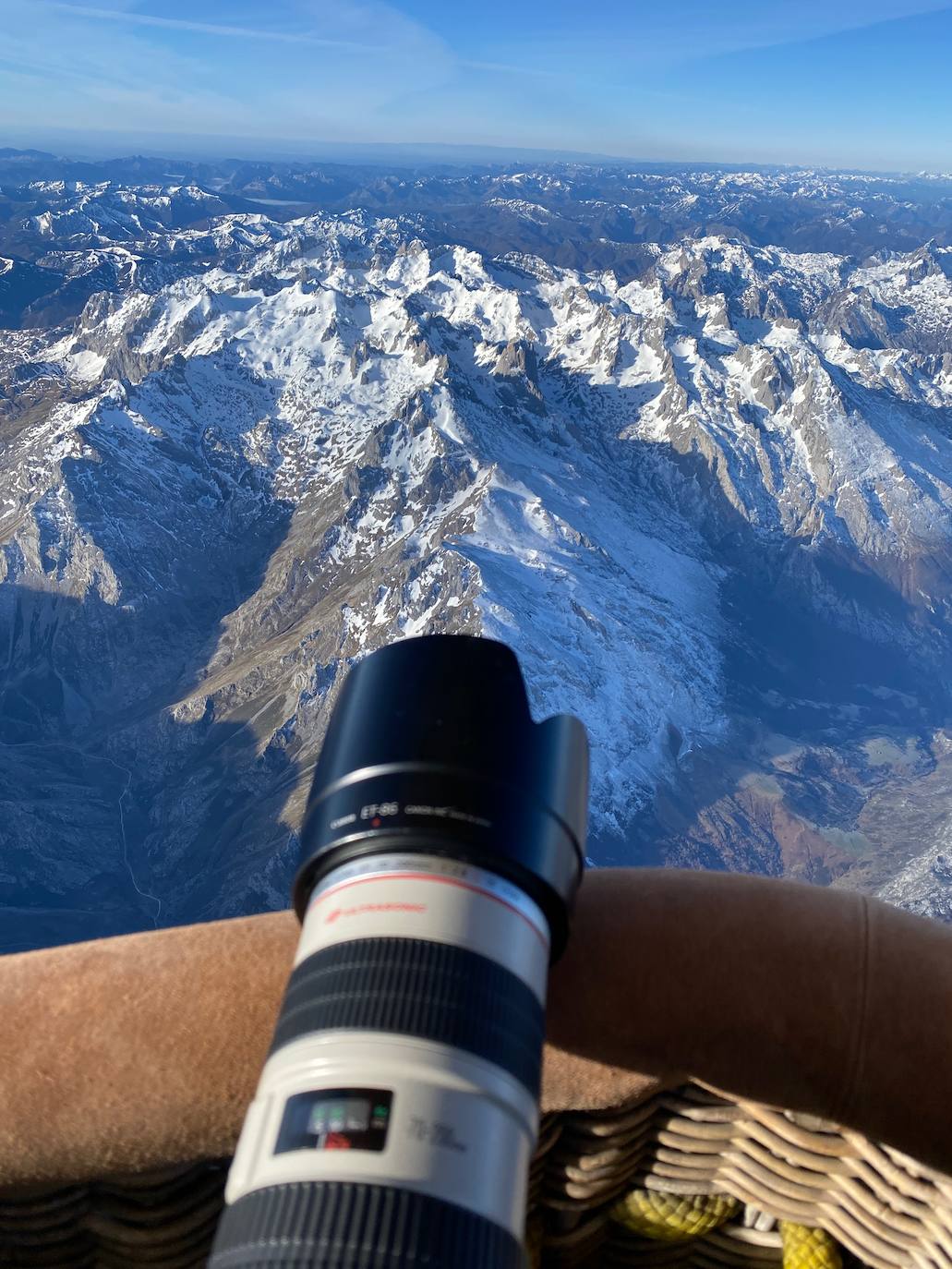 La travesía en globo sobre los Picos de Europa dejó este miércoles unas imágenes espectaculares. Una decena de participantes, procedentes de distintos puntos de España, participaron en esta prueba que se volvía a celebrar después de treinta años. 