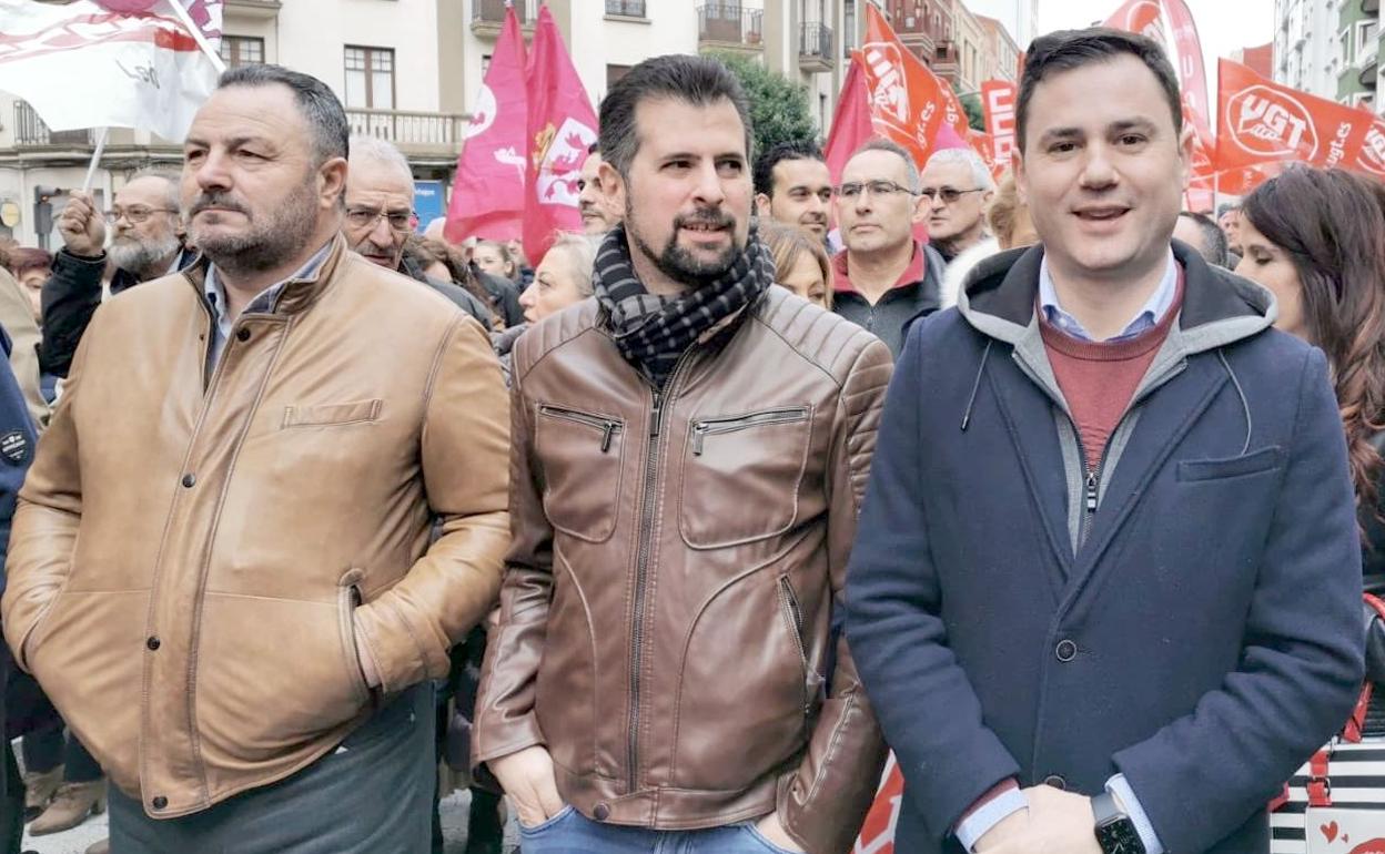 Javier Cendón, junto a Luis Tudanca y Eduardo Morán, durante la manifestación del pasado domingo.