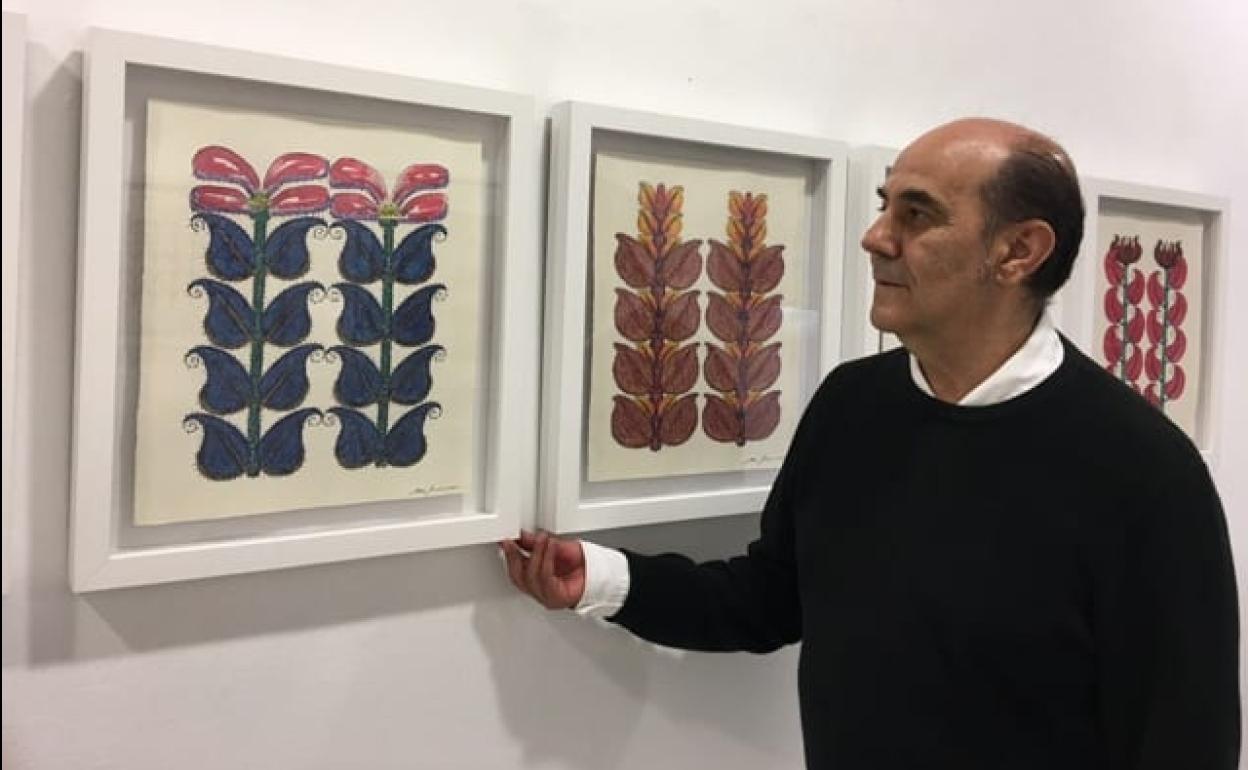 Miguel Escanciano junto a algunas de las piezas que expone en la galería Ármaga 