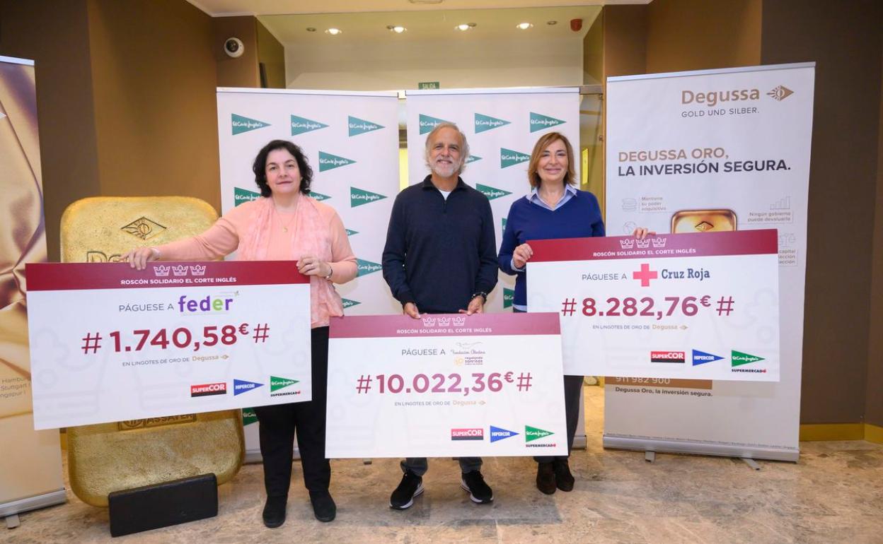 Responsables de las tres asociaciones portando su cheque.