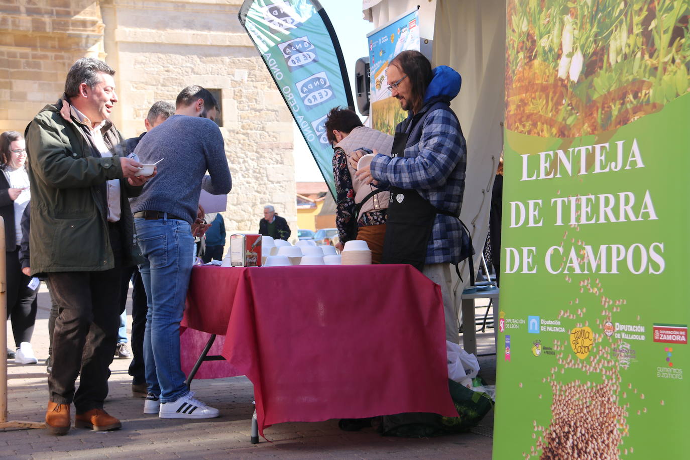 La Feria de Febrero de Valencia de Don Juan ha disfrutado este viernes de una de las legumbres más sabrosas y sanas de la gastronomía local. La lenteja IGP Tierra de Campos ha repartido raciones de este manjar entre los asistentes, para degustar de primera mano las bondades de esta legumbre.