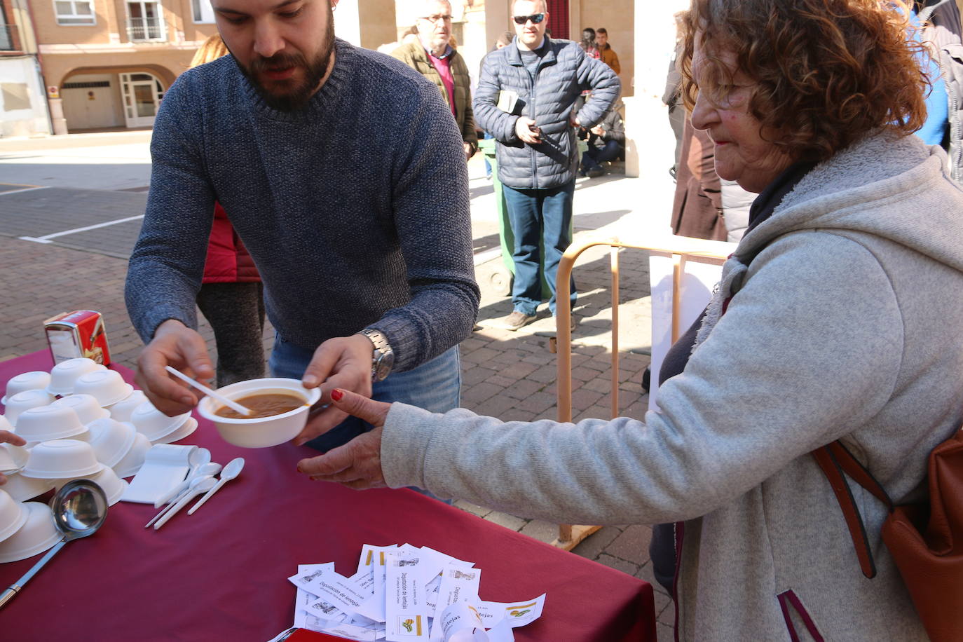 La Feria de Febrero de Valencia de Don Juan ha disfrutado este viernes de una de las legumbres más sabrosas y sanas de la gastronomía local. La lenteja IGP Tierra de Campos ha repartido raciones de este manjar entre los asistentes, para degustar de primera mano las bondades de esta legumbre.