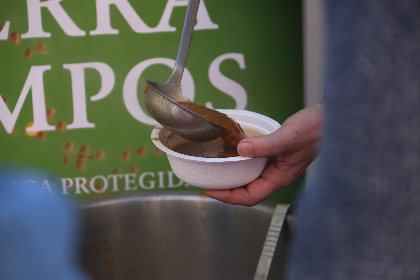 La Feria de Febrero de Valencia de Don Juan ha disfrutado este viernes de una de las legumbres más sabrosas y sanas de la gastronomía local. La lenteja IGP Tierra de Campos ha repartido raciones de este manjar entre los asistentes, para degustar de primera mano las bondades de esta legumbre.