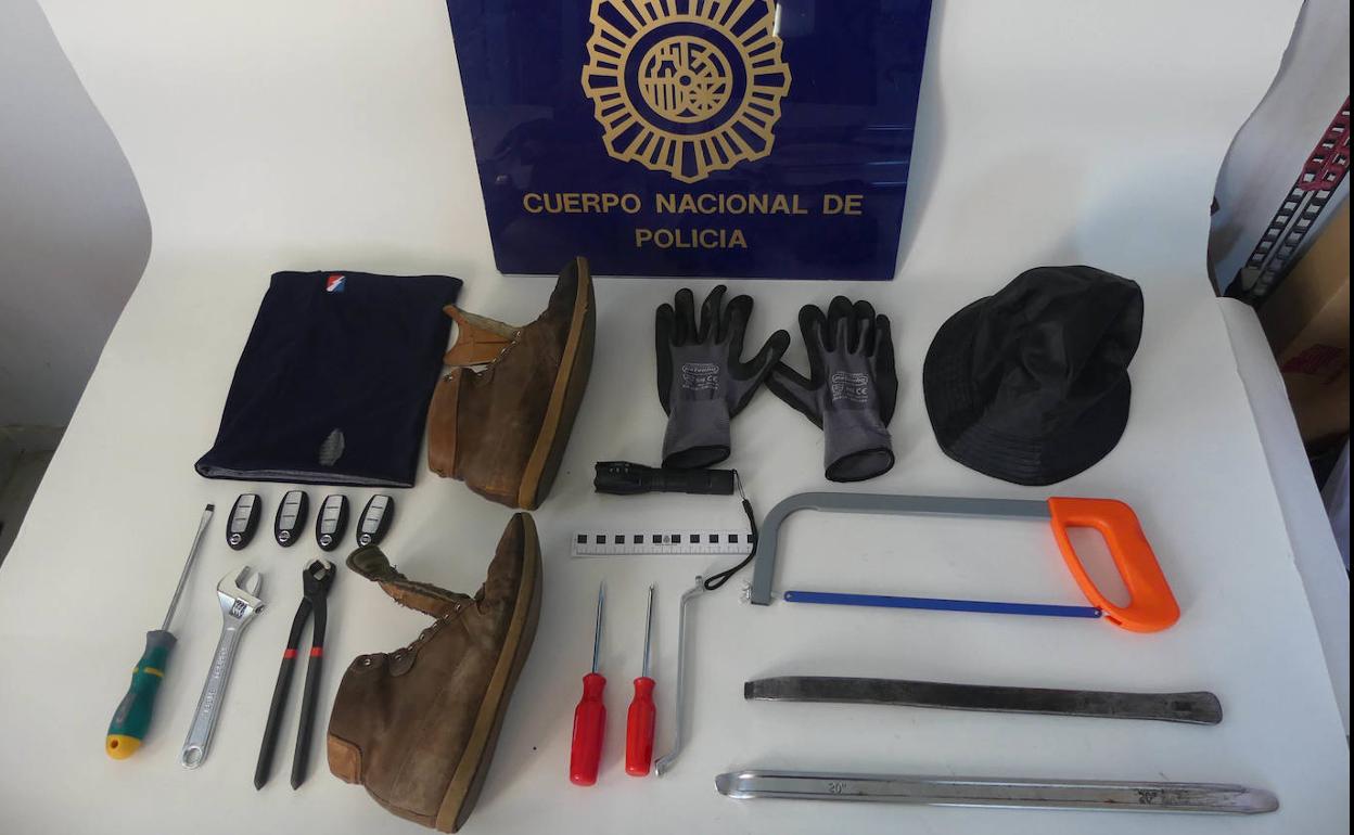 Imagen de los objetos que portaba el detenido.