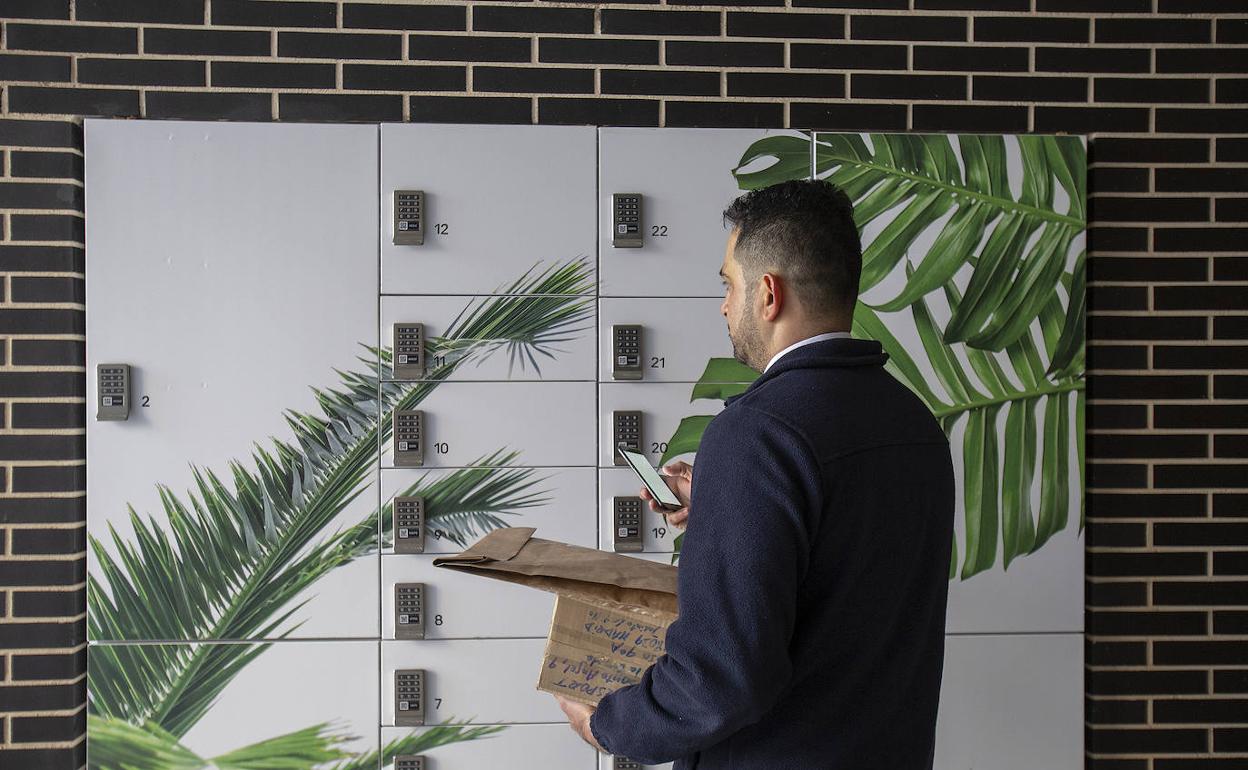 Un mensajero reparte paquetes en el buzón inteligente instalado en la urbanización madrileña Célere Dehesa de la Villa. 