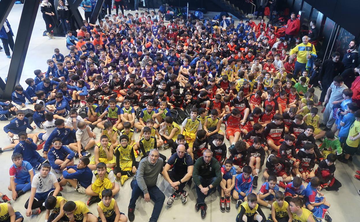 Más de 700 niños llenan de baloncesto el Palacio de Exposiciones
