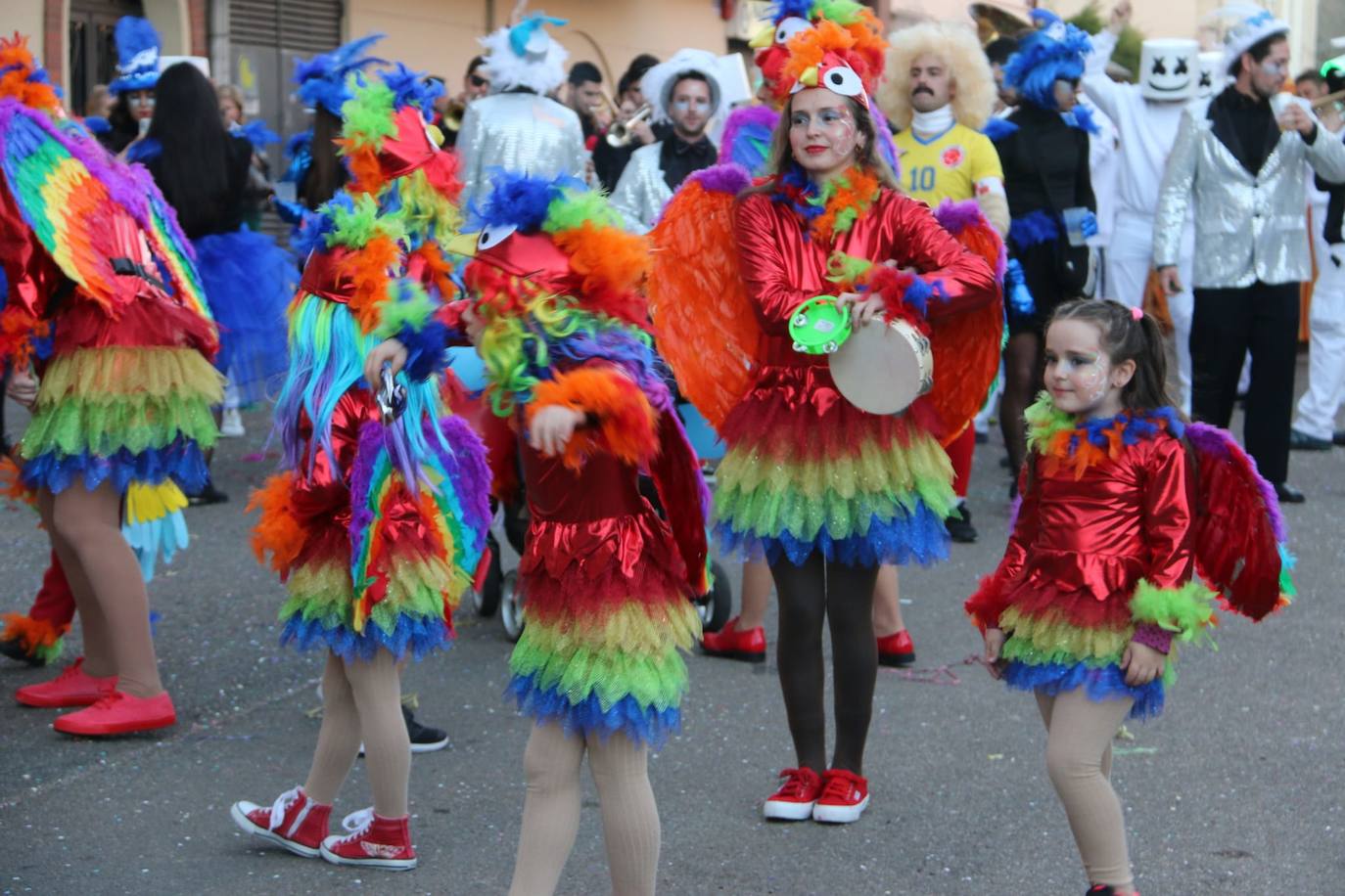 Fotos: Una marea de color y diversión en La Bañeza