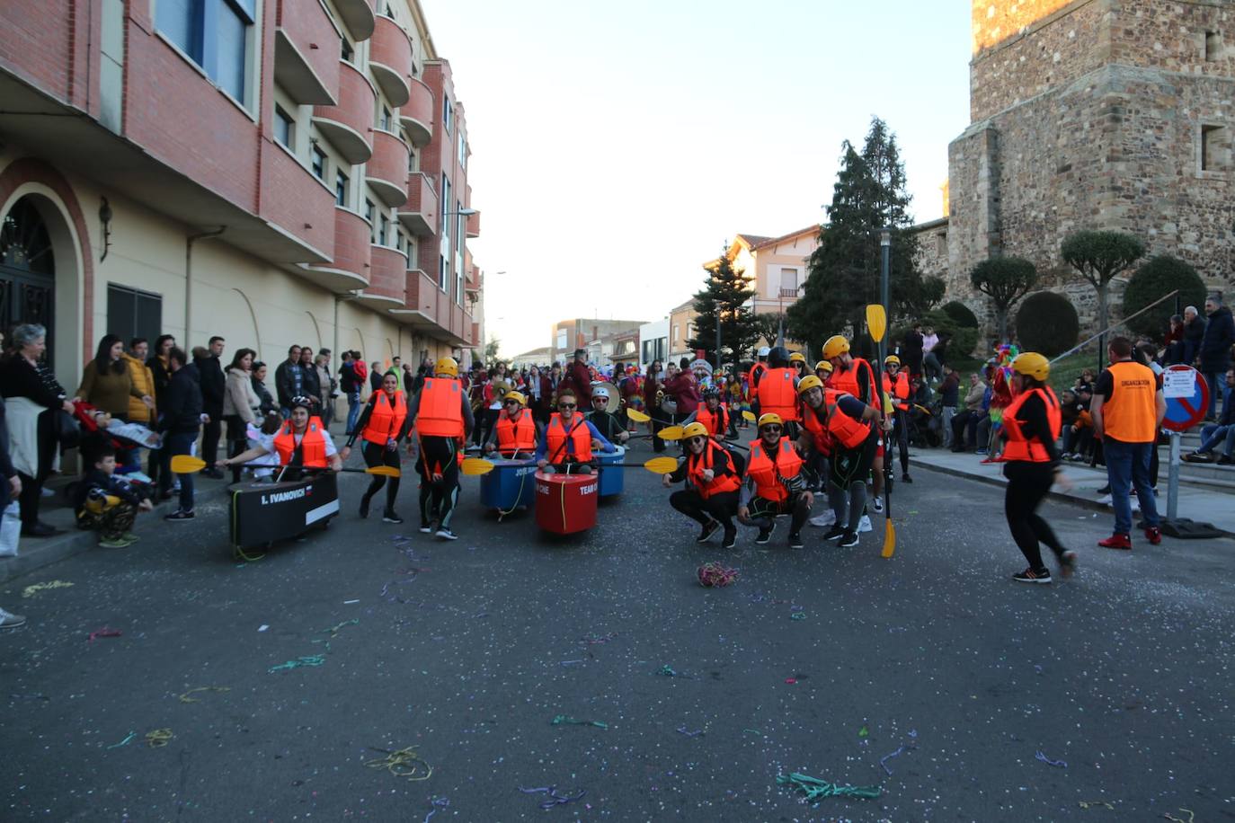 Fotos: Una marea de color y diversión en La Bañeza