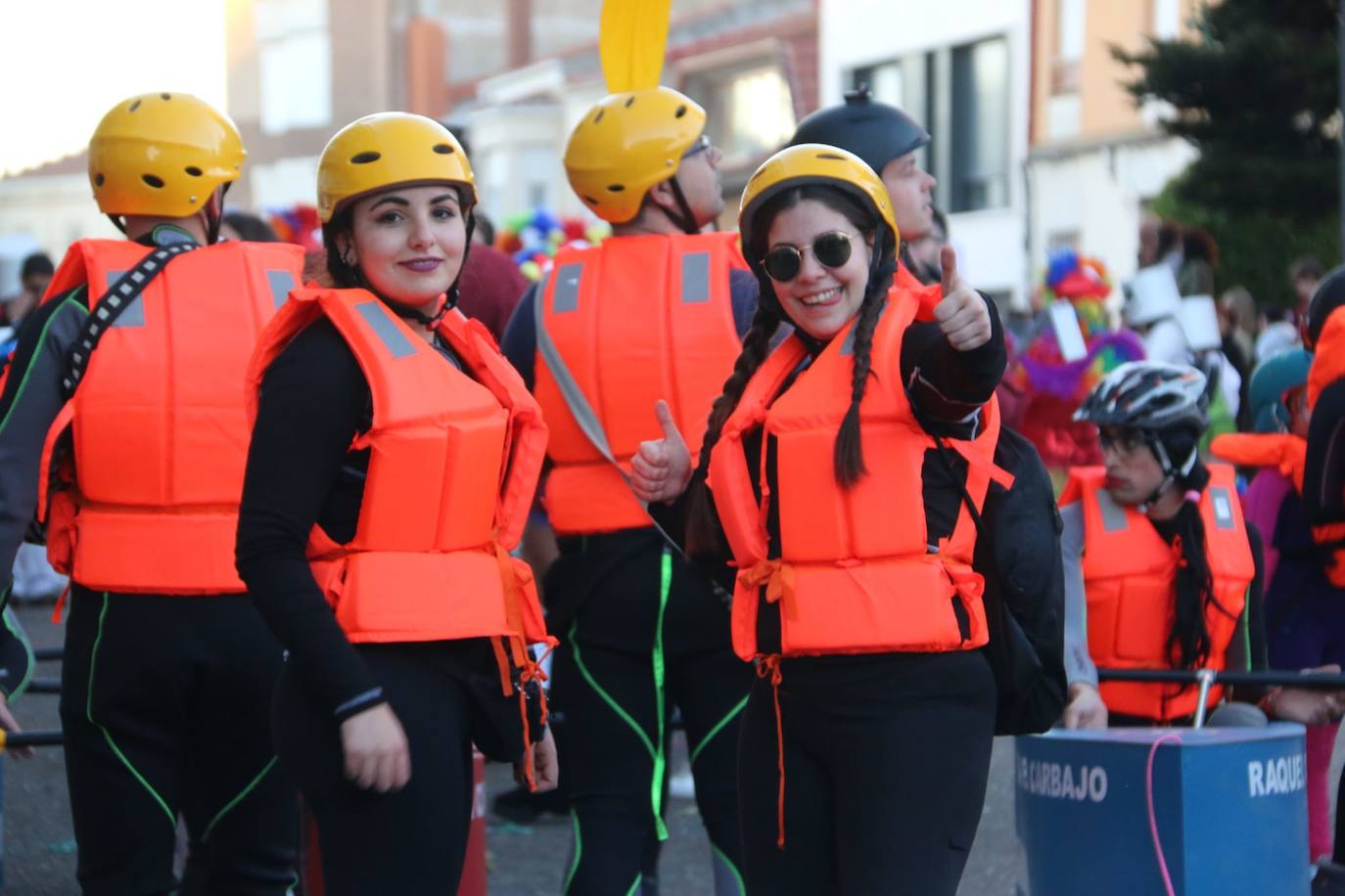 Fotos: Una marea de color y diversión en La Bañeza