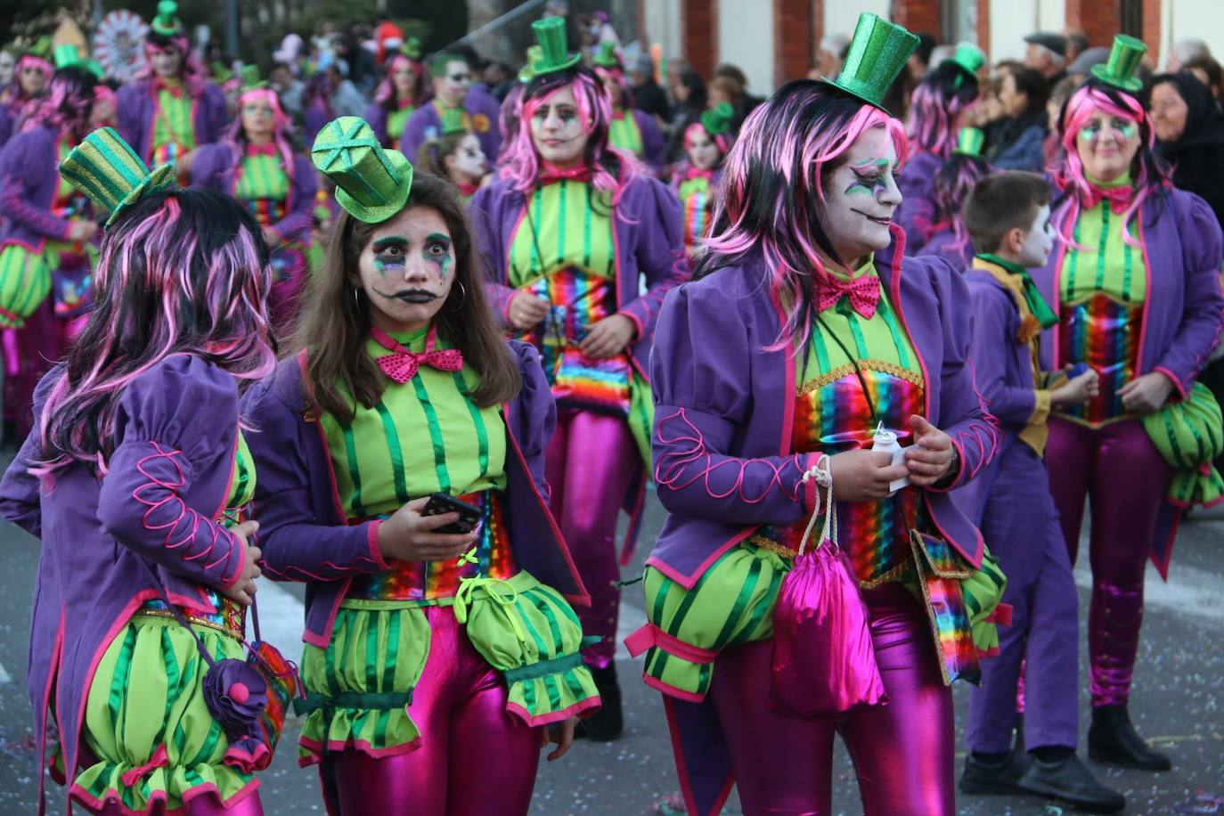 Fotos: Una marea de color y diversión en La Bañeza