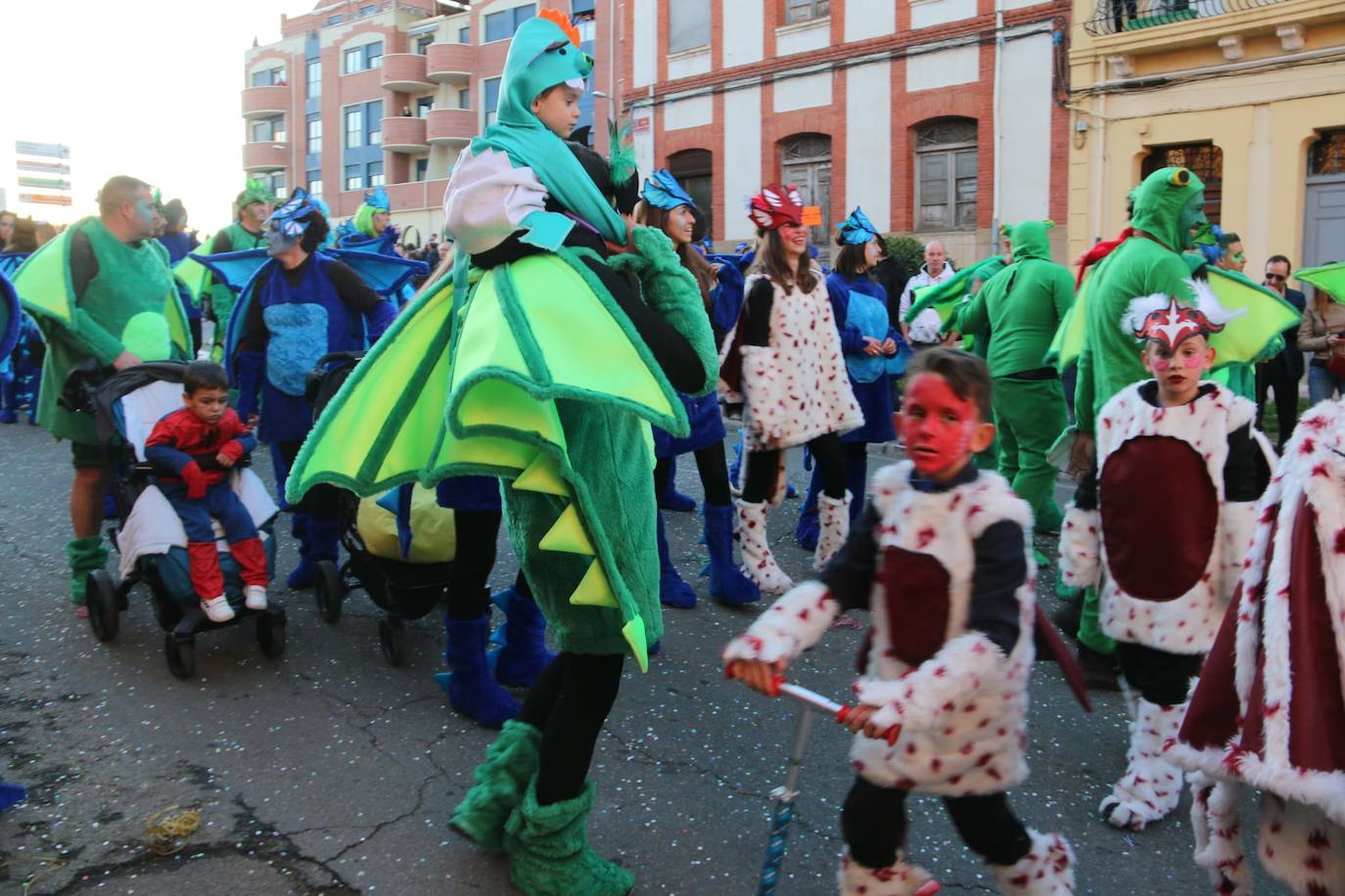 Fotos: Una marea de color y diversión en La Bañeza