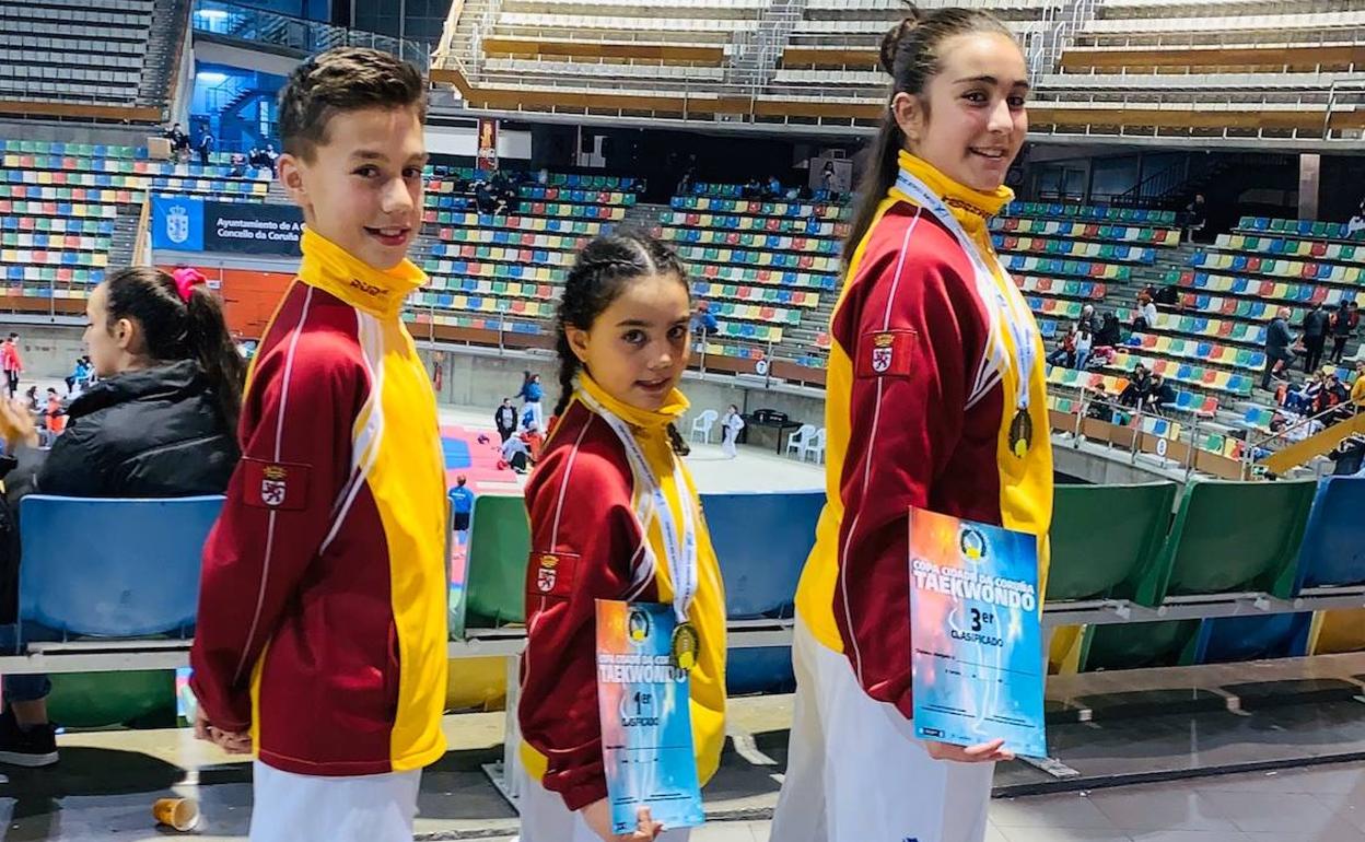 Los tres deportistas del Club Saya Los Blancos en el Open Internacional de La Coruña.