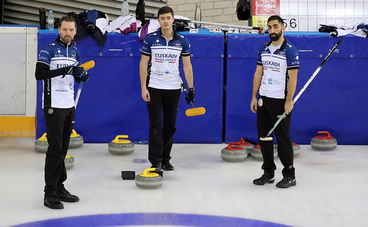 Edu de Paz, en el centro, durante la primera fase del Campeonato de España.