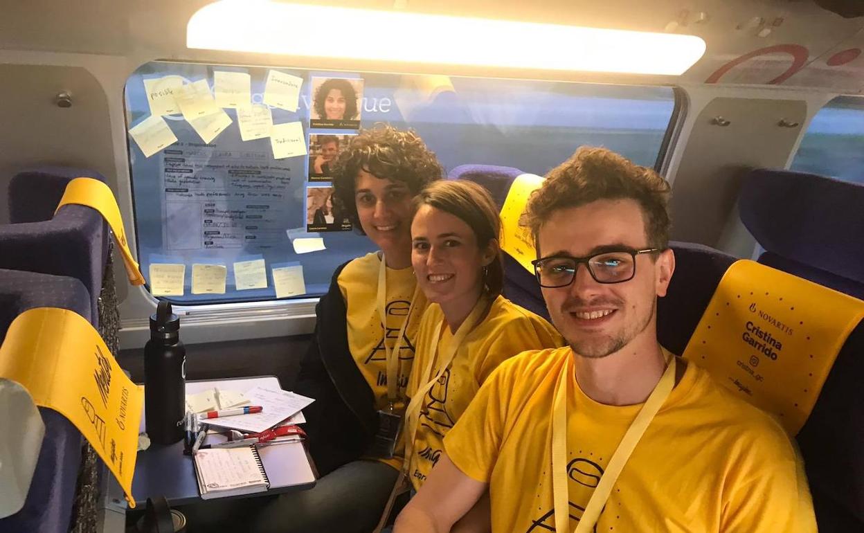 Marcos junto a su equipo de trabajo en el tren. 