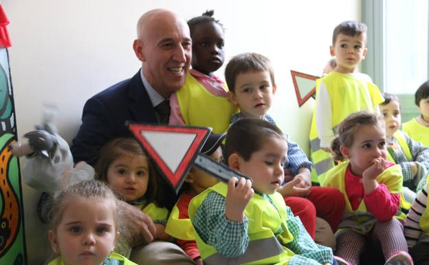 Galería. El alcalde junto a los niños de la escuela.