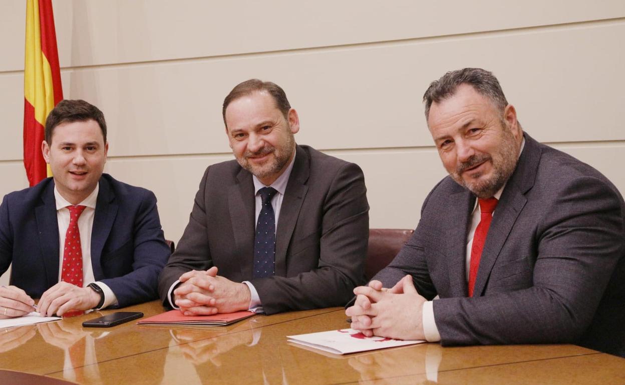 Javier Alfonso Cendón, José Luis Ábalos y Eduardo Morán, en la reunión de este martes en Madrid.