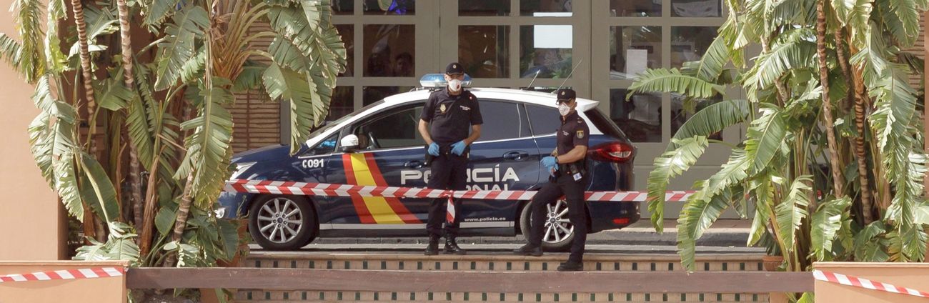 Huéspedes y personal del hotel situado en el municipio tinerfeño de Adeje, donde se ha detectado a un turista italiano que ha dado positivo por coronavirus de Wuhan, aguardan en el edificio.